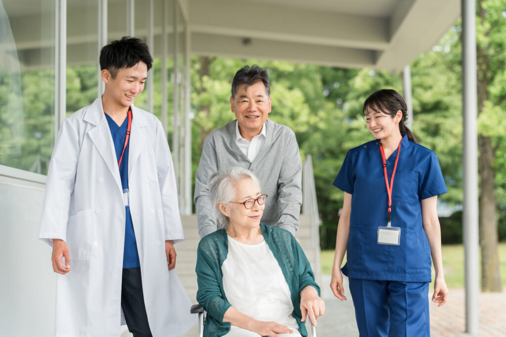 患者さんに寄り添う医師と看護師